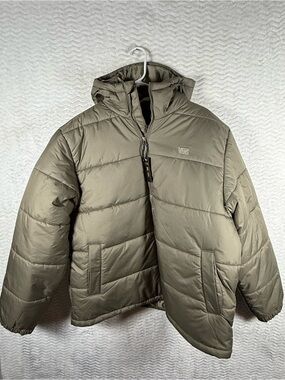 Vans Olive Green Puffer Jacket with Hood. NWT such a classic look 😎🤩
